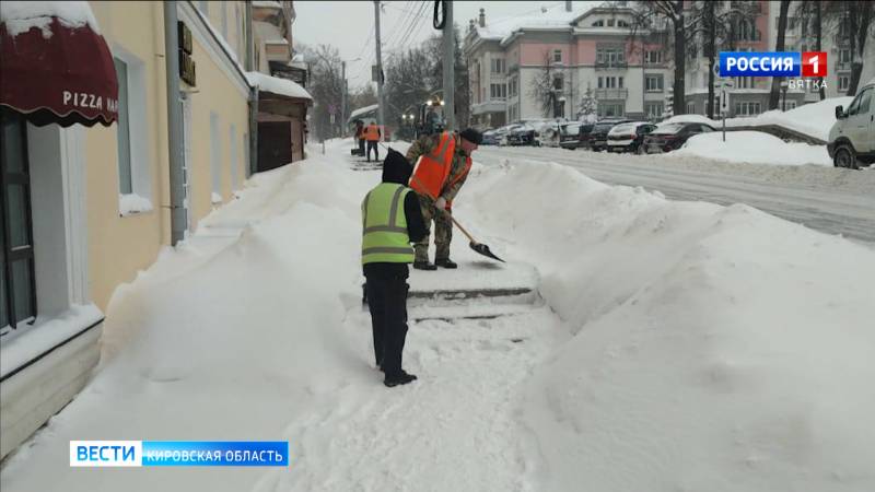 В Кировской области устраняют последствия мощного снегопада