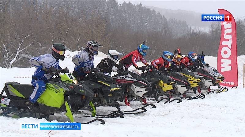 В Кирове прошел этап Чемпионата России по кроссу на снегоходах