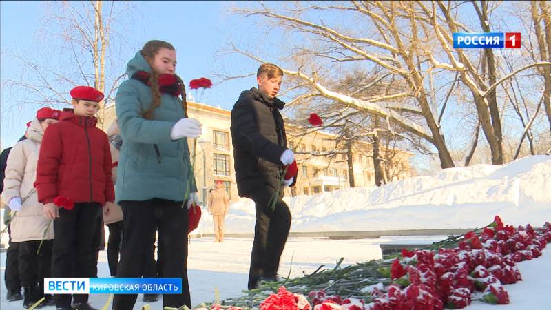 Кировские кадеты возложили цветы к памятнику участникам локальных конфликтов