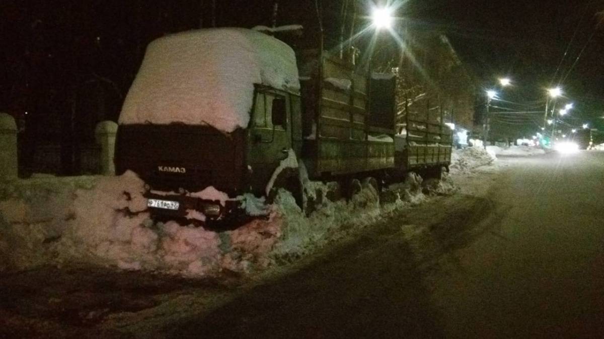 В Кирове на штрафстоянку отправили первый КамАЗ-подснежник