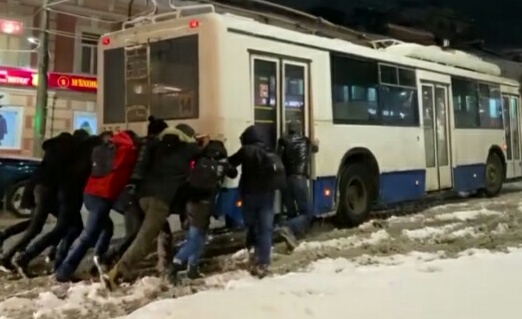 В Кирове пешеходы выталкивали в гору троллейбус