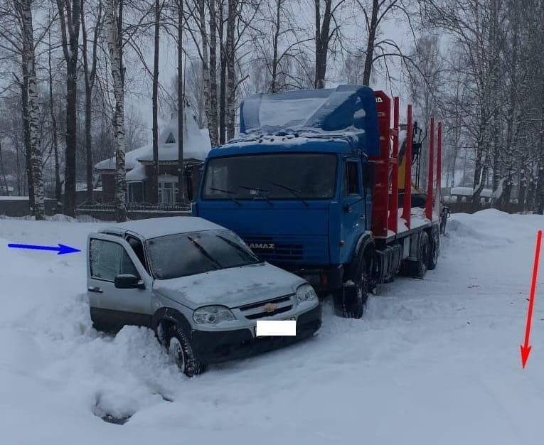 В Верхнекамском районе водитель «КамАЗа» врезался в «Ниву»