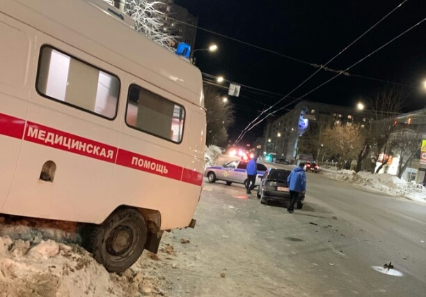 В Кирове машина скорой помощи попала в ДТП