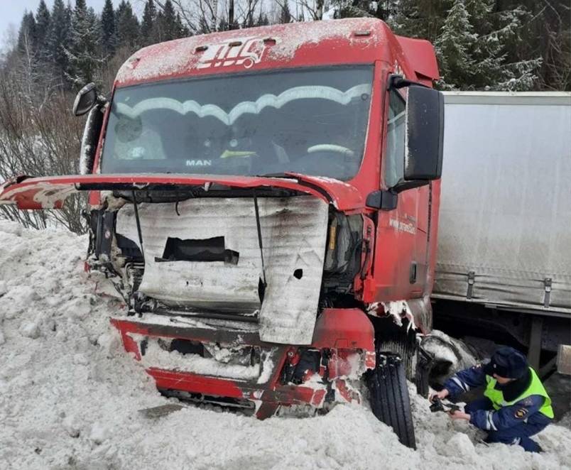 В Орловском районе иномарка столкнулась с грузовиком