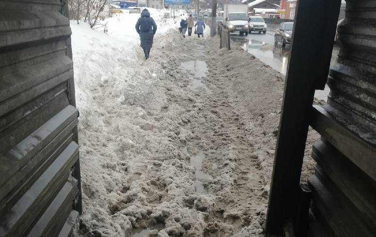 В Кирове из-за таяния снега затопило мост через реку Хлыновку