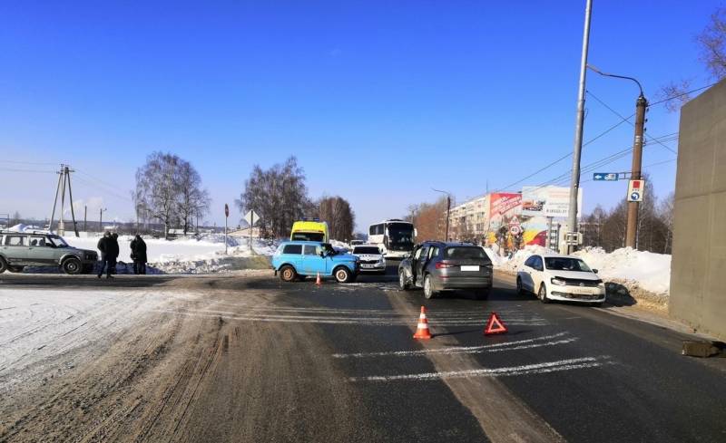 В Нововятске в ДТП пострадали водитель и 13-летний пассажир ВАЗа