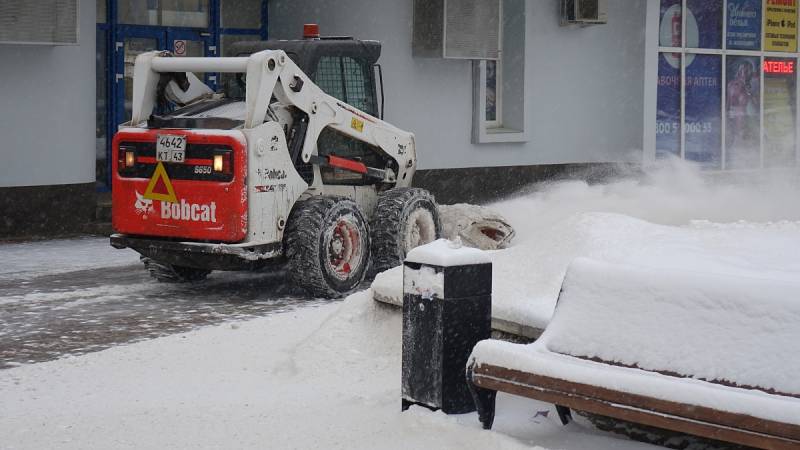 В Кирове тротуары очистят к апрелю и продолжат вывозить снег