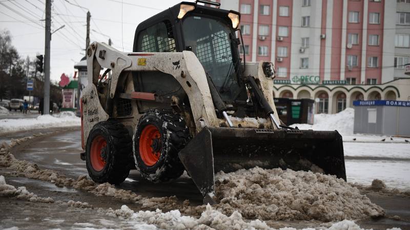 В Кирове до твердого основания очистили 45% тротуаров