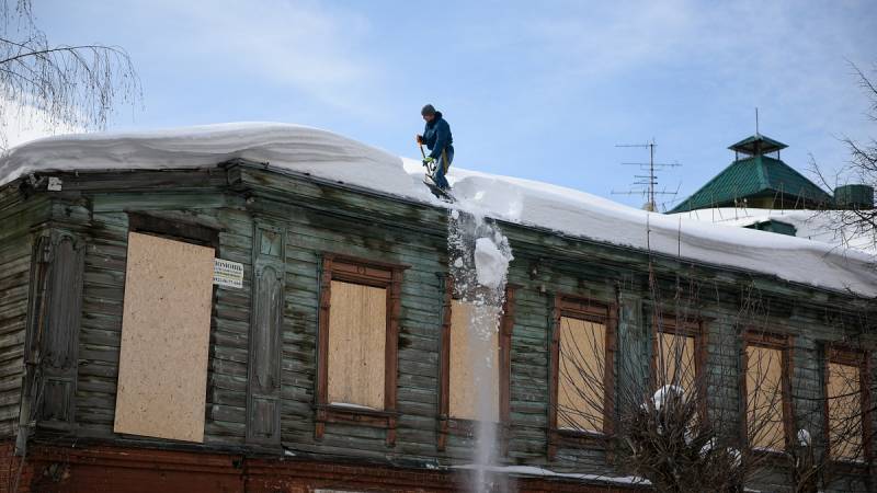 В Кирове с крыш расселенных домов убирают снег и лед