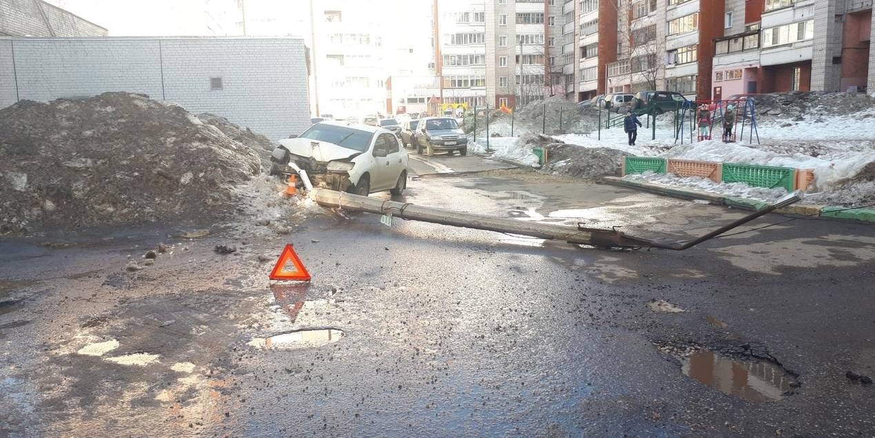 В Кирове пьяный бесправник на «Рено Логан» врезался в фонарный столб