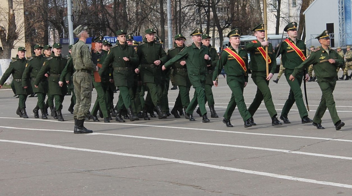 В Кирове на Театральной площади репетируют Парад Победы