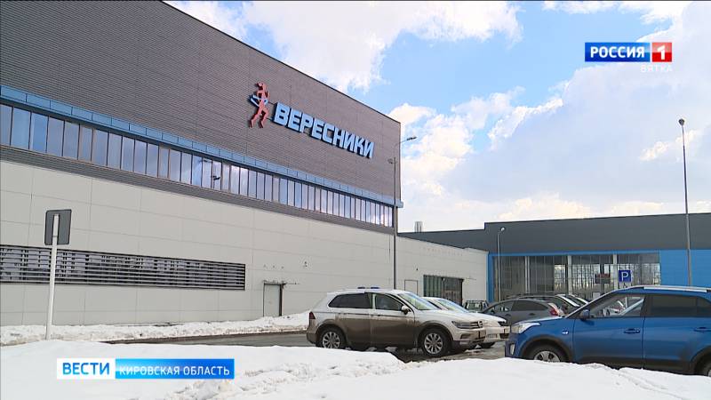 Предварительной причиной обрушения крыши спорткомплекса «Вересники» называют скопление снега