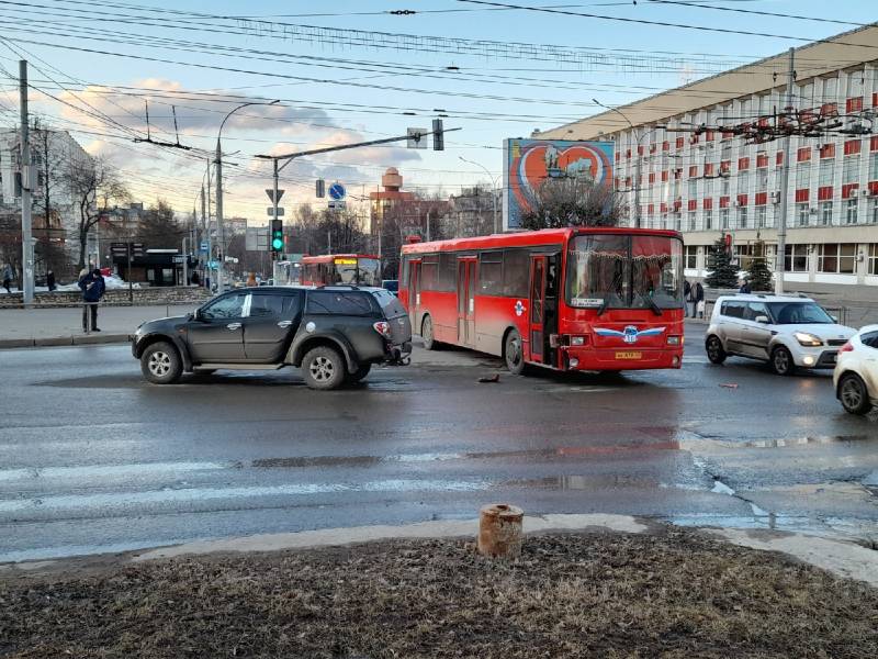 В Кирове пассажирский автобус столкнулся с иномаркой