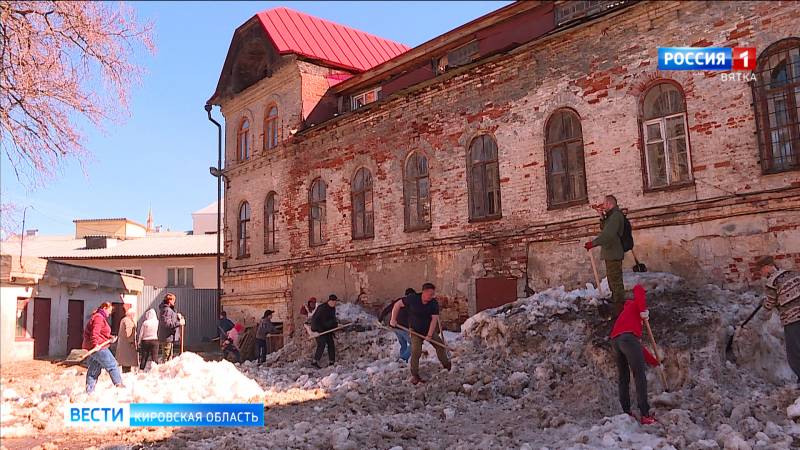 Сотрудники ГТРК «Вятка» помогли прибраться у дома Аверкия Перминова