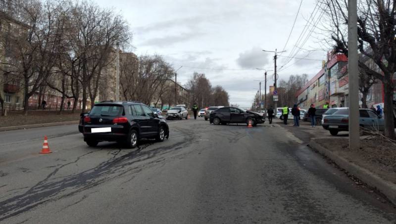 В Кирове в массовом ДТП пострадали женщина и ребёнок