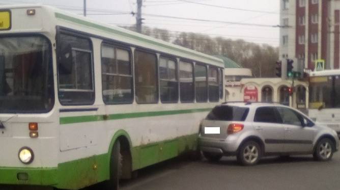 В Кирове на улице Ленина произошло ДТП с автобусом