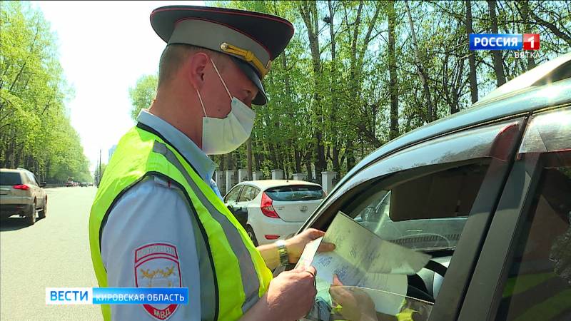 В Кирове сотрудники ГИБДД проверили безопасность пассажирских перевозок