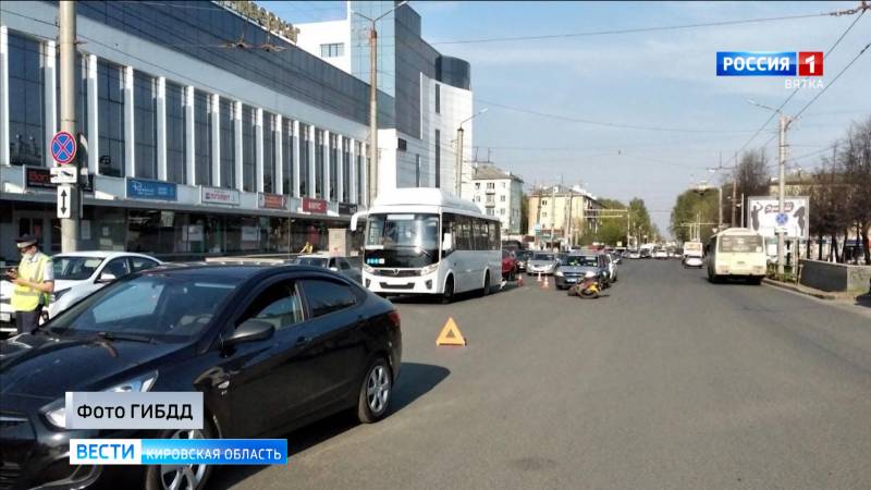 В Кирове напротив ЦУМа мотоциклист врезался в автобус