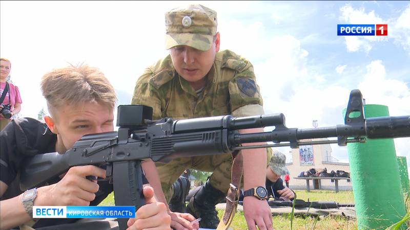 Кировские школьники приняли участие в военных сборах допризывной молодежи