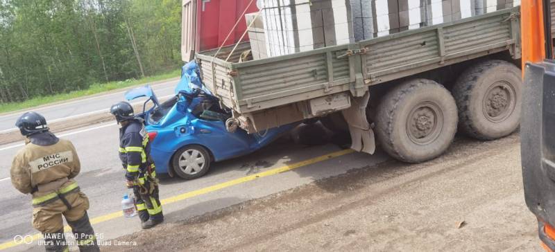 В Кировской области легковой автомобиль залетел под КАМАЗ