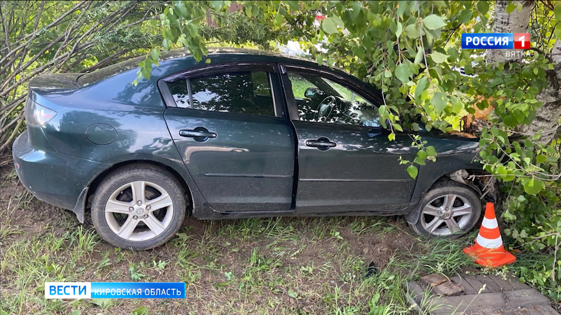 В Кирове на улице Семашко пьяный водитель врезался в дерево