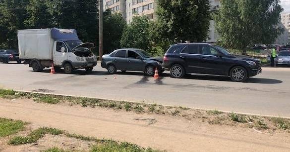 В Кирове в тройном ДТП пострадали 11-летняя девочка и женщина