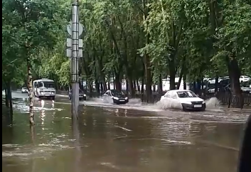 На двух улицах Кирова «утонули» автомобили