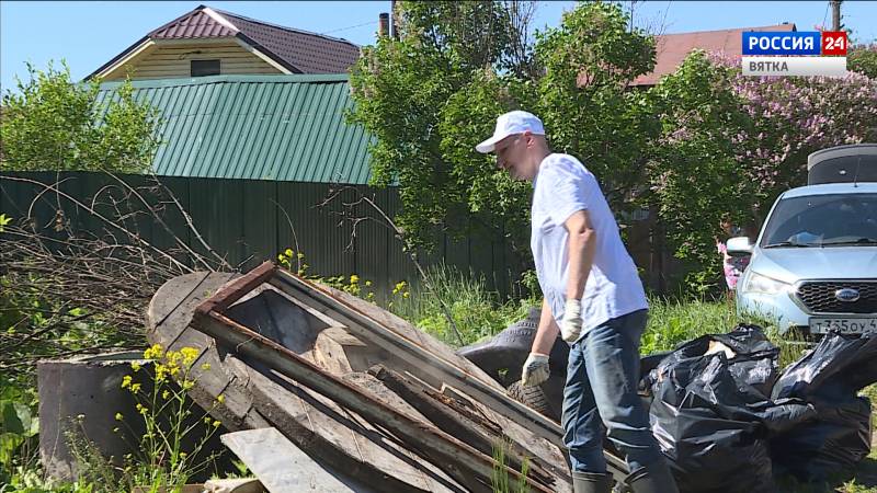 Активисты ОНФ прибрали берег реки Хлыновки