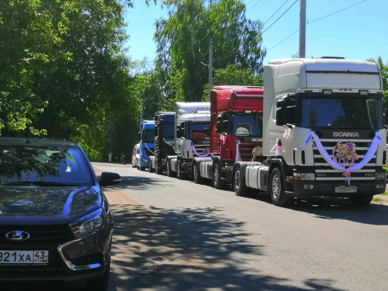 Пара из Кировской области приехала в ЗАГС на грузовиках