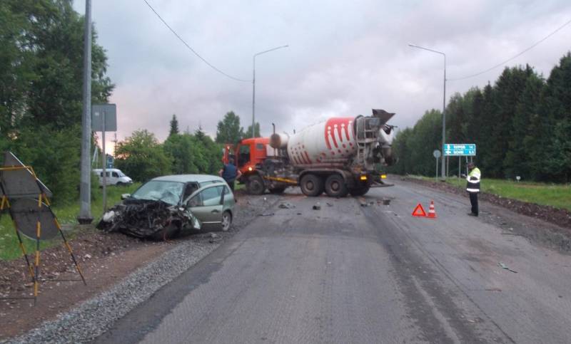 В Кирове легковой автомобиль столкнулся с «Камазом»