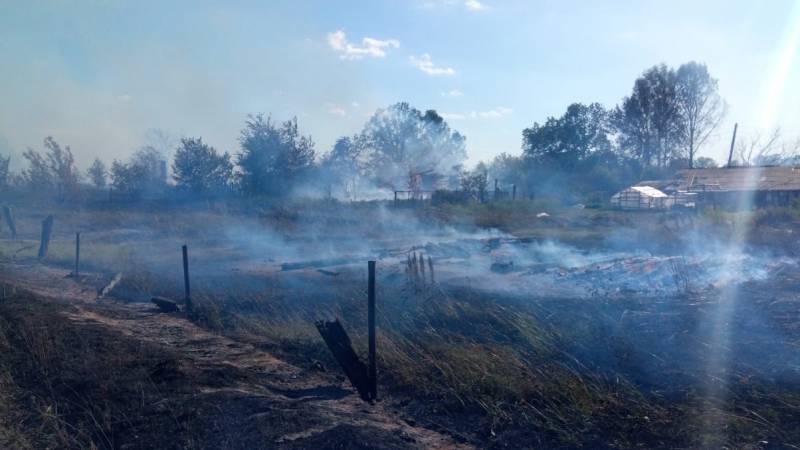 В Вятскополянском районе сгорели полтора гектара травы и пять построек