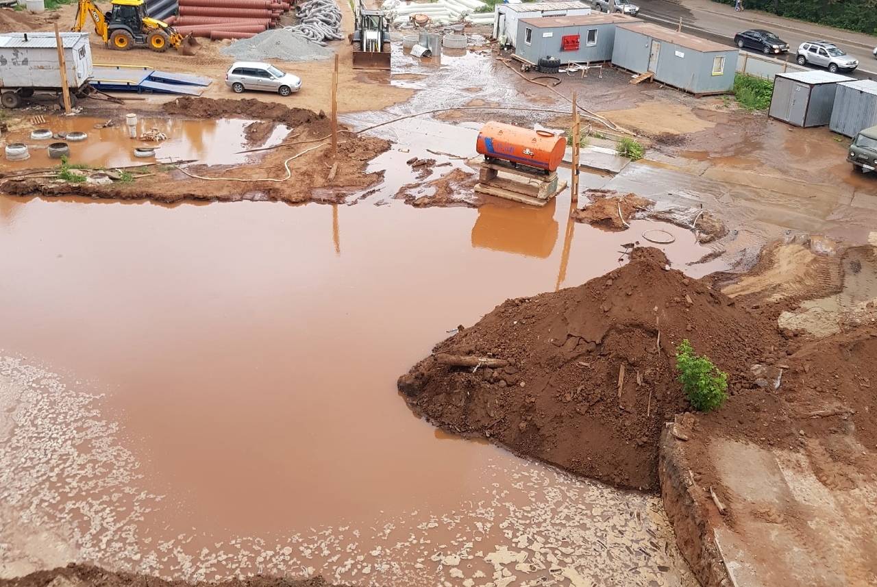 Во время ремонта в Кирове, на улице Сурикова повредили водопровод