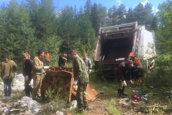 В Кировской области ликвидировали свалку в лесу