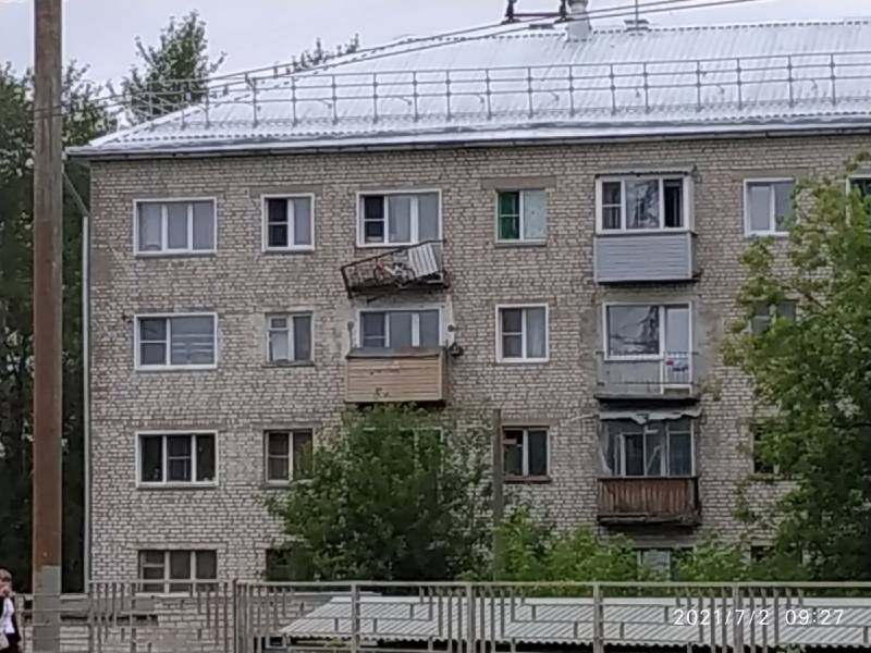 В Кирове на Октябрьском проспекте свисает балкон