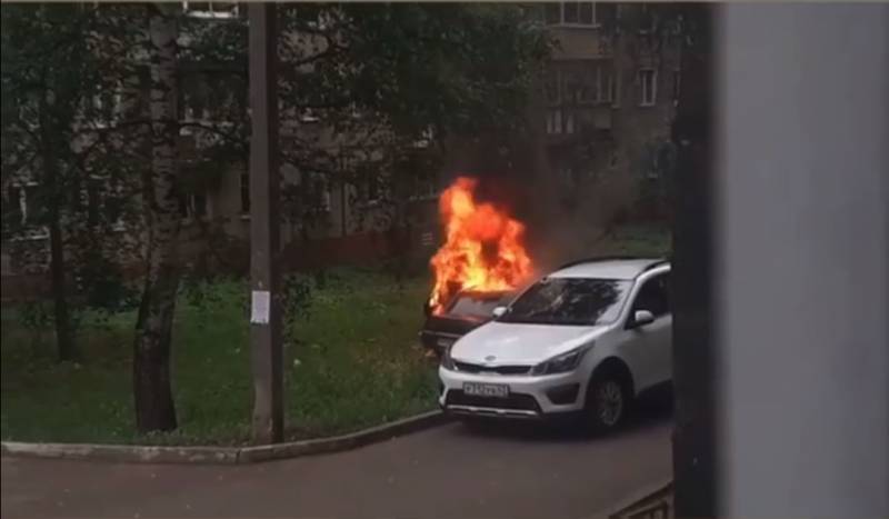 В Кирове во дворе дома загорелся автомобиль