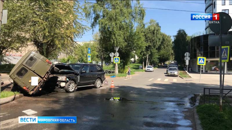 В Кирове опрокинулся УАЗ, два человека пострадали