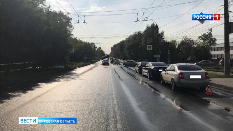 В Кирове на улице Московской столкнулись три автомобиля