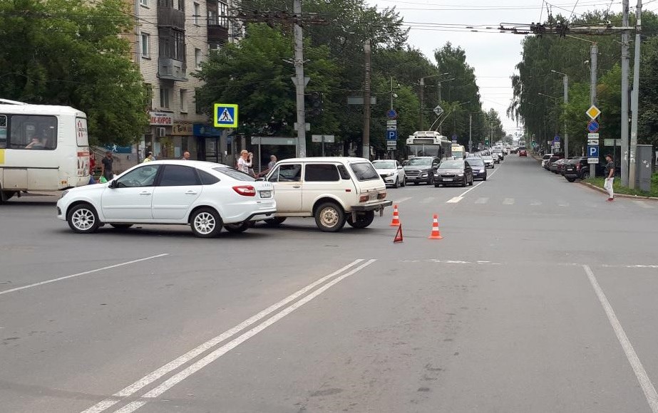 В Кирове в результате аварии на Октябрьском проспекте пострадал один человек