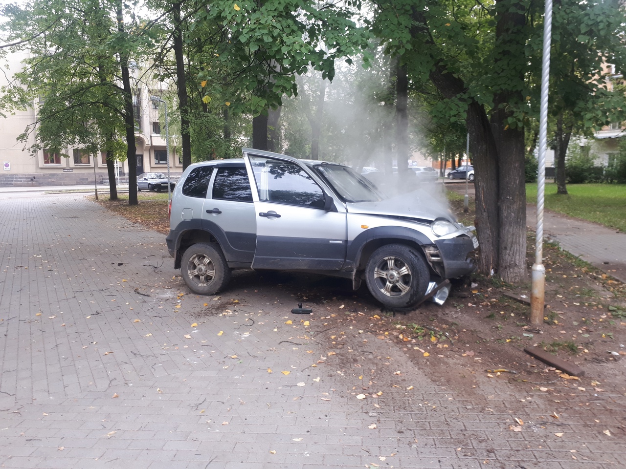 В Кирове в сквере на улице Гайдара автомобиль врезался в дерево. » ГТРК  Вятка - новости Кирова и Кировской области