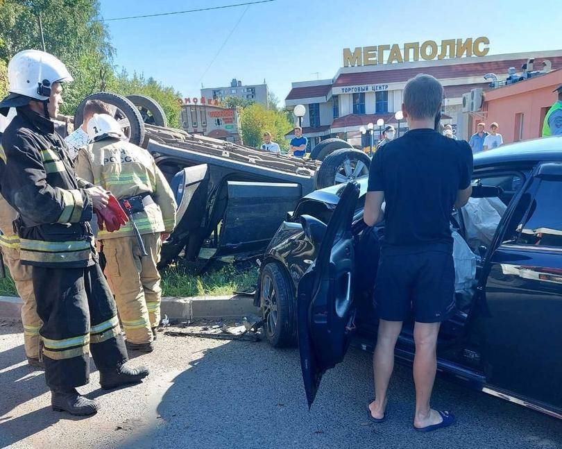 В Кирове на Октябрьском проспекте столкнулись две иномарки