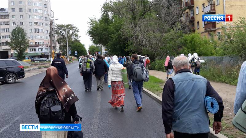 В крестный ход на реку Великую отправились представители старообрядческой общины