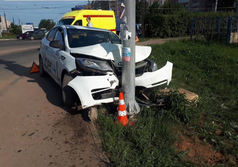 В Кирове автомобиль врезался в опору светофора, один человек получил травмы