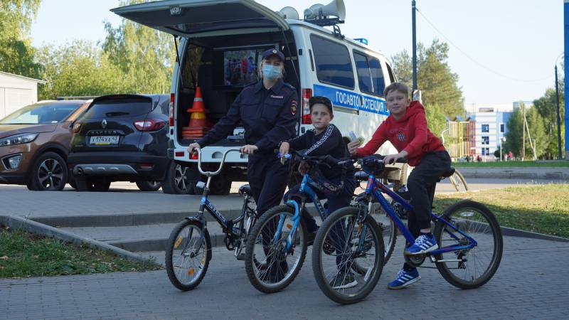 В Кирове юным велосипедистам рассказали правила дорожного движения