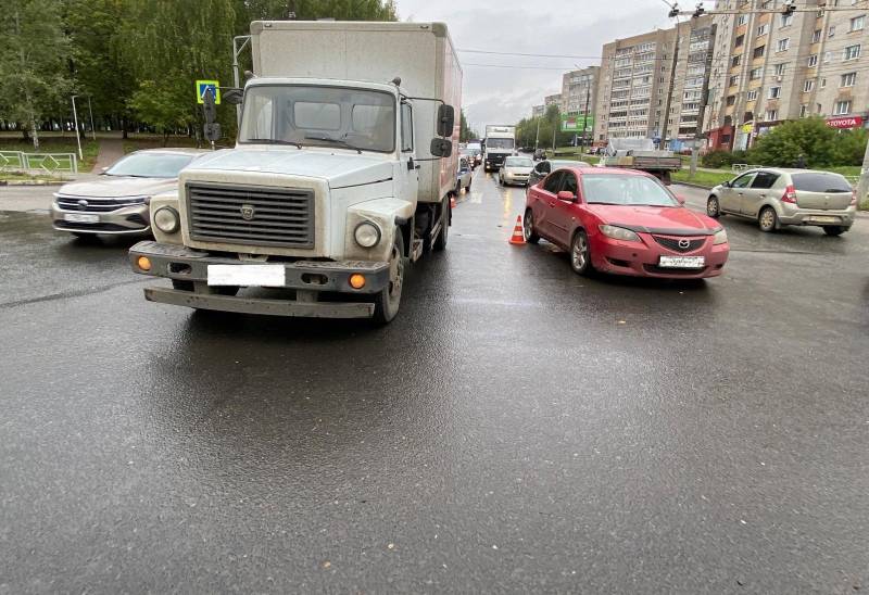 В Кирове женщина-пешеход получила травмы в результате аварии на улице Ломоносова