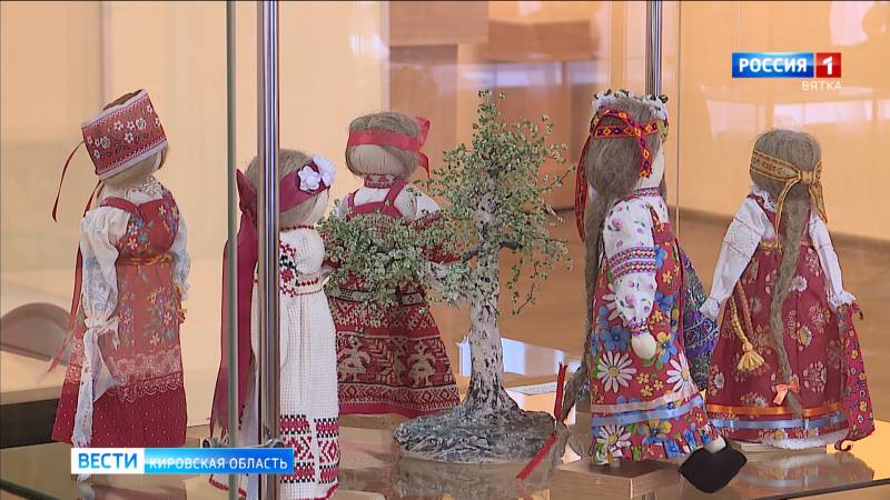 В Народной галерее ОДНТ открылась выставка «Времена жизни»