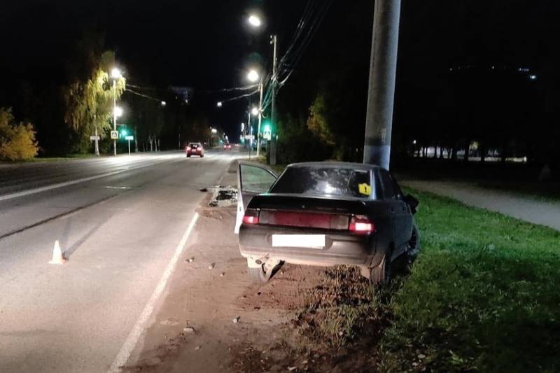 В Кирове ВАЗ врезался в опору ЛЭП, пострадали два молодых человека