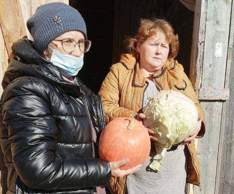 В Лебяжье неравнодушные жители поселка поделились урожаем с одинокими стариками и многодетными семьями