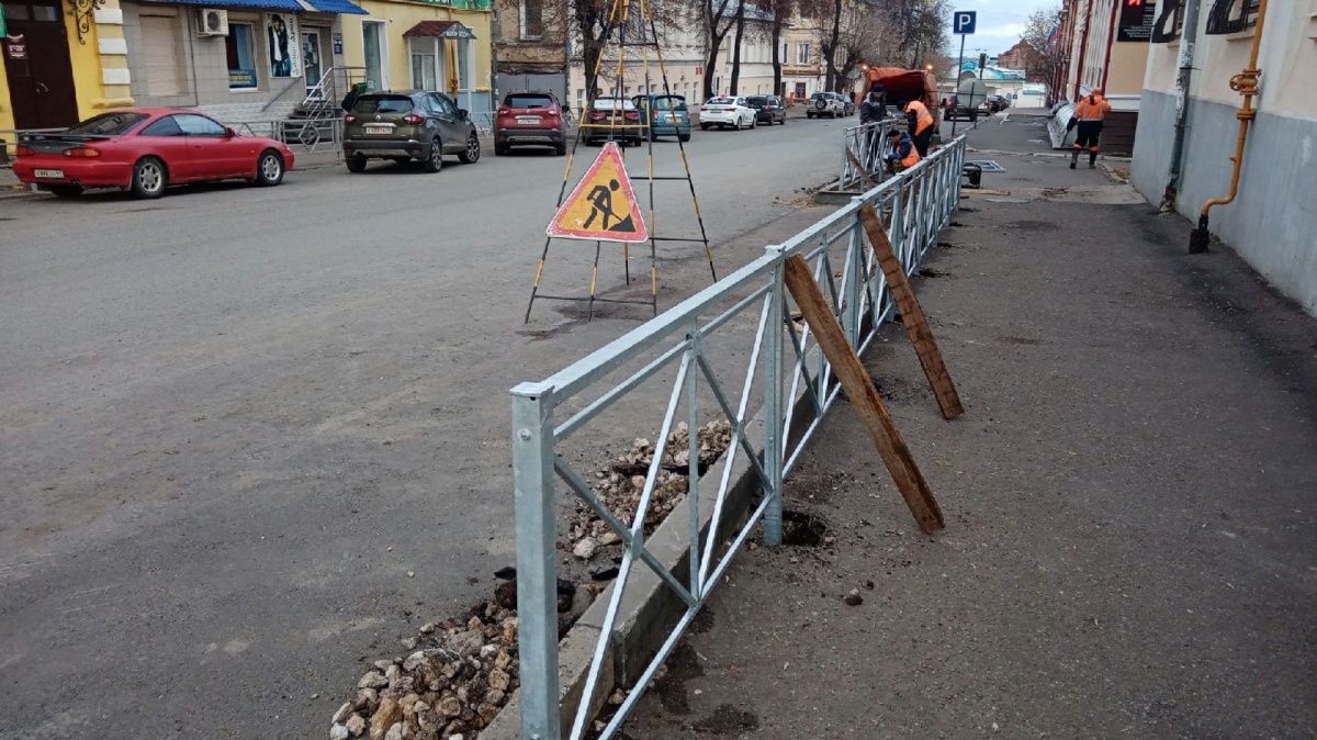 В Кирове в рамках нацпроекта на улице Преображенской устанавливают пешеходные ограждения