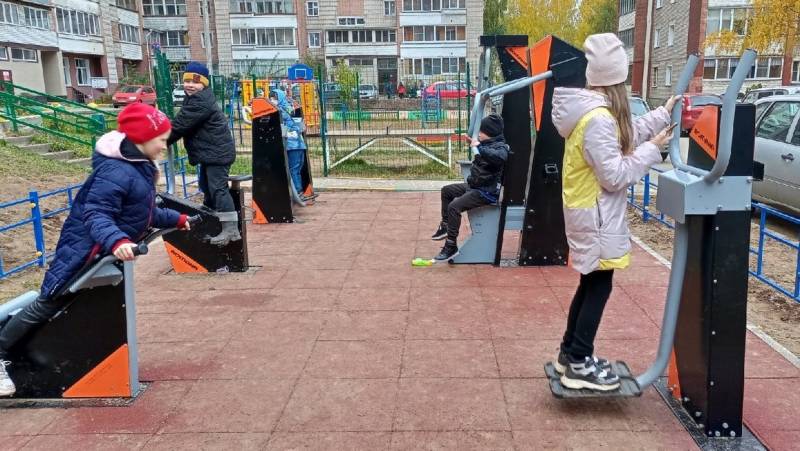 В Кирове во дворе 4 домов появились уличные тренажеры