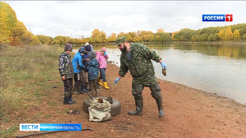 Жители поселка Костино провели субботник на территории пруда